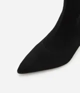 Botas de caña media de tejido de punto acanalado negro, con puntera fina y tacón geométrico.