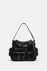 Mochila multi posición color negro con múltiples bolsillos exteriores con cierre y solapa, asa superior de hombro y tirantes ajustables y extraíbles.