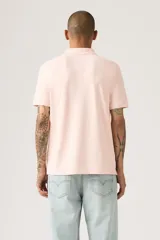 Remera polo Levi's color rosado pálido, confeccionada en tejido piqué, con cuello clásico y cierre frontal de dos botones.