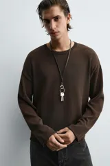 Jersey de hombre, color vino tinto, de calce regular fit, tejido en punto con algodón, cuello redondo y manga larga. Presenta acabados en rib con vuelta en cuello, puños y ruedo.