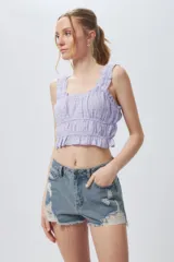 Top blanco sin mangas, elastizado y texturizado.