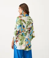 Kimono de viscosa con estampado tropical de guacamayos y follaje. Presenta mangas anchas, abertura frontal completa y lazo ajustable en la cintura.