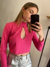 Top corto fucsia con cuello alto y abertura en forma de gota en el pecho.