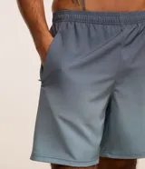 Bermuda deportiva masculina de color azul, con cintura elástica y cordón interno de ajuste.