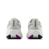 Championes de running New Balance Fresh Foam X 1080 V14, color gris claro con detalles en violeta y naranja.