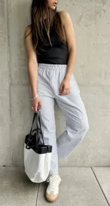Pantalón de pijama rayado en tonos gris y blanco, de corte recto y relajado, con cintura elástica.