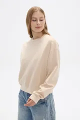 Buzo gris de corte ancho y cuello redondo.