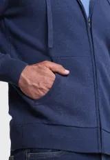 Canguro gris con cierre frontal, capucha con cordones ajustables y bolsillos laterales.