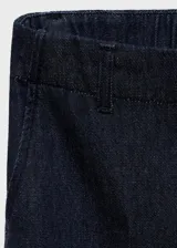 Pantalón wide leg de tiro alto en tejido de algodón estilo denim, color azul marino, con trabillas, cuatro bolsillos y cierre oculto con botón, gancho y cremallera.