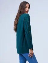 Polera negra de tejido soft con cuello alto y mangas largas con aplique de botones.