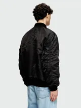 Campera bomber negra con acabado satinado, cierre frontal con cremallera y solapa con botones a presión. Presenta cuello, puños y ruedo de tejido acanalado, y bolsillos laterales con cierre.