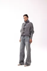 Jean de corte wide leg y tiro medio, con efecto lavado y apliques de brillos distribuidos en toda la prenda.