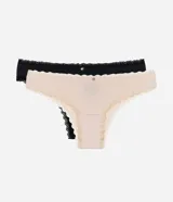 Kit de dos bombachas tipo bikini confeccionadas en poliamida y elastano, con bordes de encaje en cintura y piernas. Incluye una prenda en color negro y otra en color beige, ambas con un pequeño detalle metálico en el centro de la cintura.
