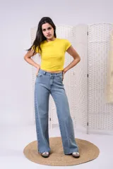 Crop top amarillo de algodón elastizado, al cuerpo, con mangas cortas y cuello redondo.