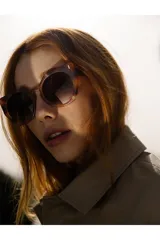 Lentes de sol Tiwi modelo Venus con montura tricolor havana/ice/coconut y lentes marrones degradé.