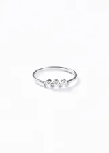 Anillo fino de plata 925 con diseño de siete puntos de luz engastados con zirconias.