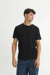 Remera básica color blanco de corte clásico y mangas cortas.