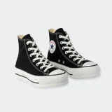 Championes Converse Chuck Taylor All Star de caña alta color negro, con plataforma blanca y cordones blancos. El logo de Converse All Star está en el lateral interno.