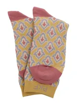 Medias de bambú de caña media con estampado geométrico en tonos amarillo, celeste y rosado, con talón y puntera en color rosado.