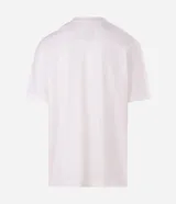 Remera de algodón con corte relaxed, cuello redondo y mangas cortas. Presenta un estampado frontal con una ilustración estilo acuarela de Ronaldinho jugando al fútbol.