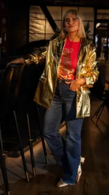 Pantalón de jean azul con corte recto y terminaciones desflecadas.