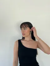 Aros colgantes con forma de flor negra y apliques de strass plateados.