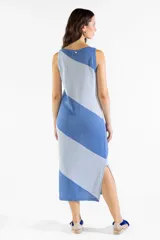 Vestido midi de tejido de punto con diseño bicolor a rayas diagonales en tonos celeste y azul, sin mangas, con escote bote y aberturas laterales en el dobladillo.
