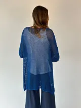 Buzo de tejido de punto calado color naranja, con lurex y escote en V.