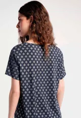 Blusa de manga corta color azul marino con diseño de finas rayas verticales blancas, escote redondo y corte holgado.