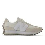 Championes New Balance modelo 327 color crema, con detalles en blanco y suela marrón.