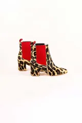 Botines de cuero con estampado animal print, con elástico lateral rojo y taco cuadrado.