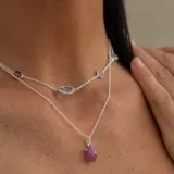 Collar de plata 925 con cadena de 40 cm más 5 cm de extensión. Incluye dos colgantes: una estrella de topacios blancos y una gota de rubí.