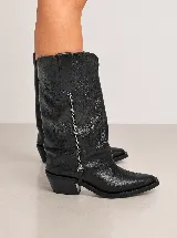 Bota de estilo western confeccionada en cuero genuino negro con textura rugosa. Presenta un diseño de caña alta con costuras decorativas en relieve, cierre lateral metálico y taco cuadrado de 4 cm.