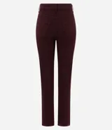 Pantalón de corte slim color marrón, con cintura media, cierre frontal con cremallera y botón, trabillas para cinturón y bolsillos funcionales.