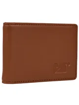 Billetera de cuero con diseño de doble pliegue, color marrón, con logo de la marca grabado en relieve en la parte frontal y costuras reforzadas en los bordes.