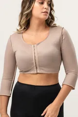 Chaleco manga larga color piel para post-operatorio de liposucción de brazos. Ganchos reforzados en delantera. Confeccionado en tela de faja de alta contención con fibra LYCRA
 XTRA LIFE.