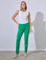 Pantalón largo verde de gabardina elastizada, marca Zac & Rachel, con pretina con pasadores, botón y cierre. Delantera con tres bolsillos y trasera con bolsillos ojal.