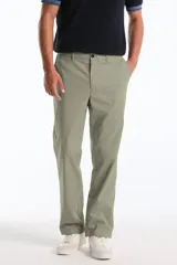 Pantalon de corte recto estilo chino, color verde oliva, con cierre frontal de botón y cremallera, bolsillos laterales y traseros.