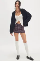 Cárdigan de silueta oversized confeccionado en hilo de algodón, color beige. Presenta escote en V, cierre frontal con botones, hombros caídos y mangas largas amplias con terminaciones acanaladas.