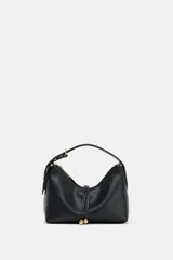 Bolso de mano tipo saca en color negro, con diseño estructurado y detalle de doble tira frontal con terminaciones en esferas metálicas doradas. Cuenta con asa de mano ajustable, cierre superior mediante cremallera metálica y herrajes dorados.