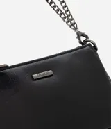 Cartera tipo baguette de Satinato, confeccionada en poliuretano con acabado que imita el cuero. Presenta un formato compacto, cierre superior con cremallera y herrajes metálicos en tono oscuro. Incluye una correa de cadena metálica desmontable.