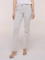 Pantalón de gabardina premium color marrón claro, de corte slim y tiro medio, con bolsillos delanteros y traseros simulados, y cierre frontal con botón y cremallera.