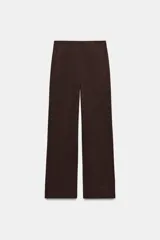 Pantalón recto color marrón oscuro, de tiro medio, con cintura elástica en la espalda, bolsillos delanteros de vivo y cierre frontal con cremallera, botón interior y gancho.