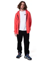 Campera con capucha Caterpillar de color coral, con cierre frontal de cremallera metálica, bolsillos tipo canguro, capucha forrada y puños y bajo de punto acanalado. Cuenta con una pequeña etiqueta con el logo de la marca en el bajo.