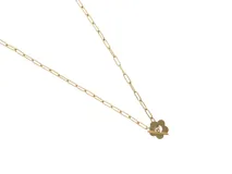 Collar de acero con baño de oro, compuesto por una cadena de eslabones rectangulares y un dije central en forma de flor con cierre tipo barra.