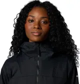 Chaqueta impermeable Columbia modelo Sweet Creek II Lined, color negro, con capucha, forro polar interior, cintura ajustable con cordón y bolsillos laterales de doble entrada.