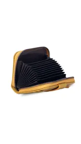 Tarjetero compacto tipo abanico con cierre perimetral y solapa frontal con broche a presión. Cuenta con múltiples ranuras para tarjetas y está confeccionado en material símil cuero con textura granulada.