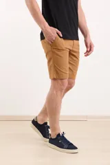 Bermuda de gabardina color marrón, con cintura elástica y cordón ajustable, bolsillos laterales y corte recto.