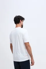 Remera marrón de manga corta con ajuste regular y estampa gráfica al frente estilo vintage.