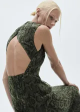 Vestido midi de organza con estampado de serpiente, diseño recto sin mangas y cuello perkins. Cuenta con cierre de cremallera en la parte posterior y abertura en la espalda.